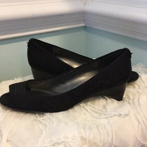 🖤💥🖤Stuart Weitzman Peep Toe with 1 1/2" paten…